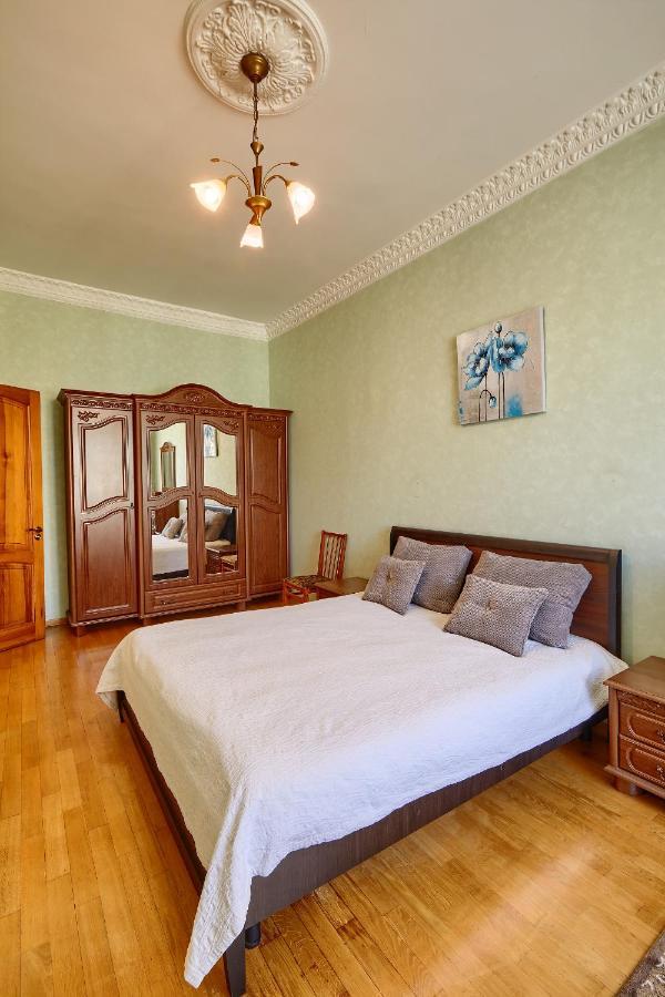 Apartment Near Lva Tolstoho Square Киев Экстерьер фото